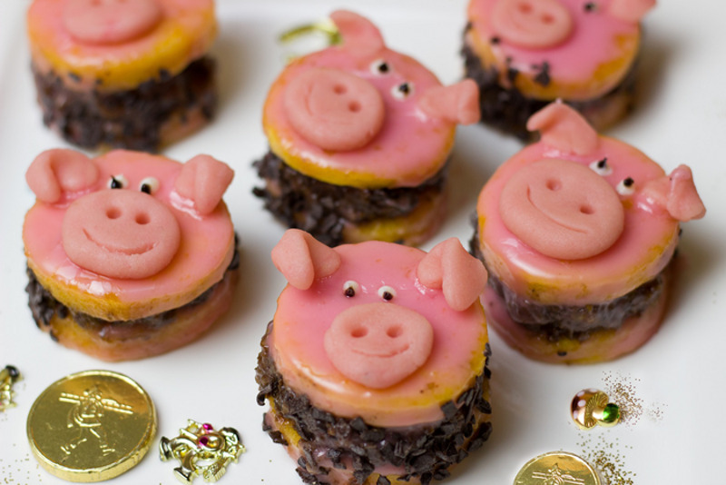 Украсьте новогодний стол монетками