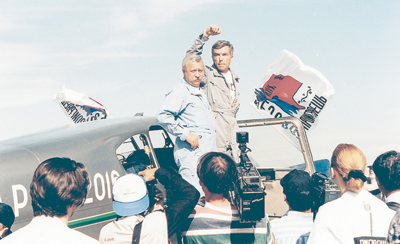 1996 год. Юрий Николаев и Леонид Якубович не только успешные телеведущие, но и страстные поклонники любительской авиации