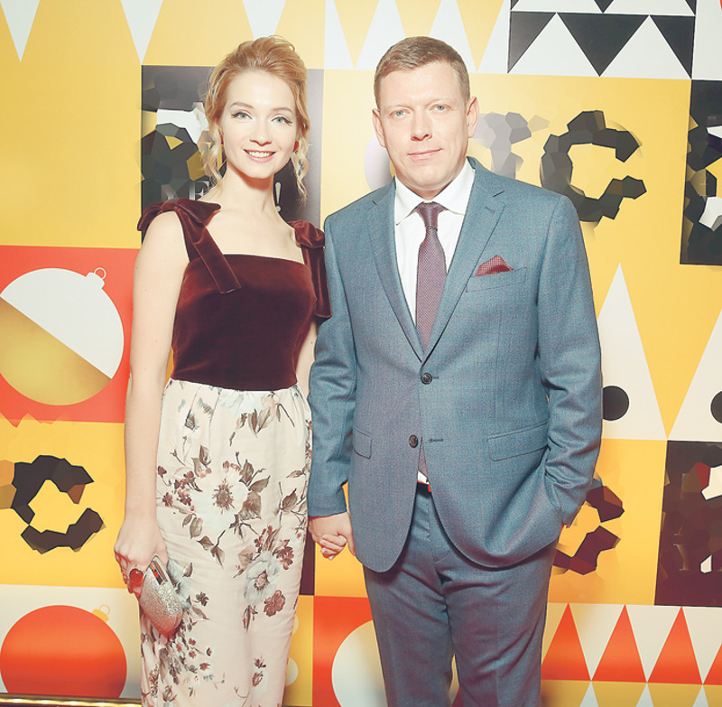 Не так давно актер вышел в свет со своей новой избранницей, актрисой Марией Луговой