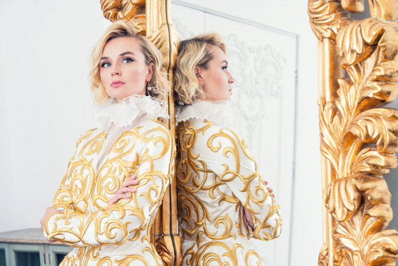 Жакет и блуза, все – Yanina Couture; серьги, Chopard