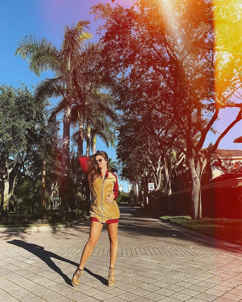 Нюша показала идеальную форму