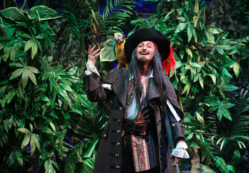 Сергей Безруков в спектакле "Остров сокровищ"