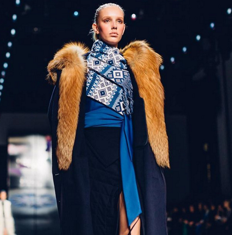 Как носить вещи синих тонов?