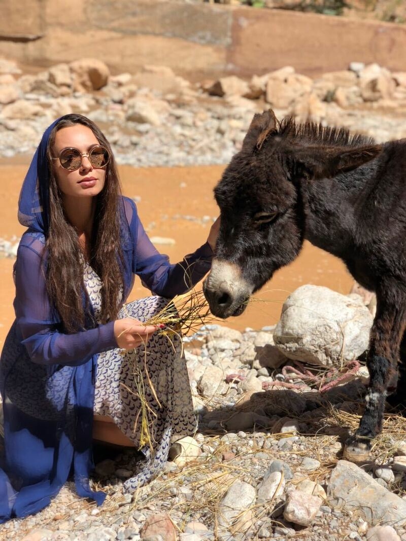 Звездная путешественница не побоялась ночевать в пустыне