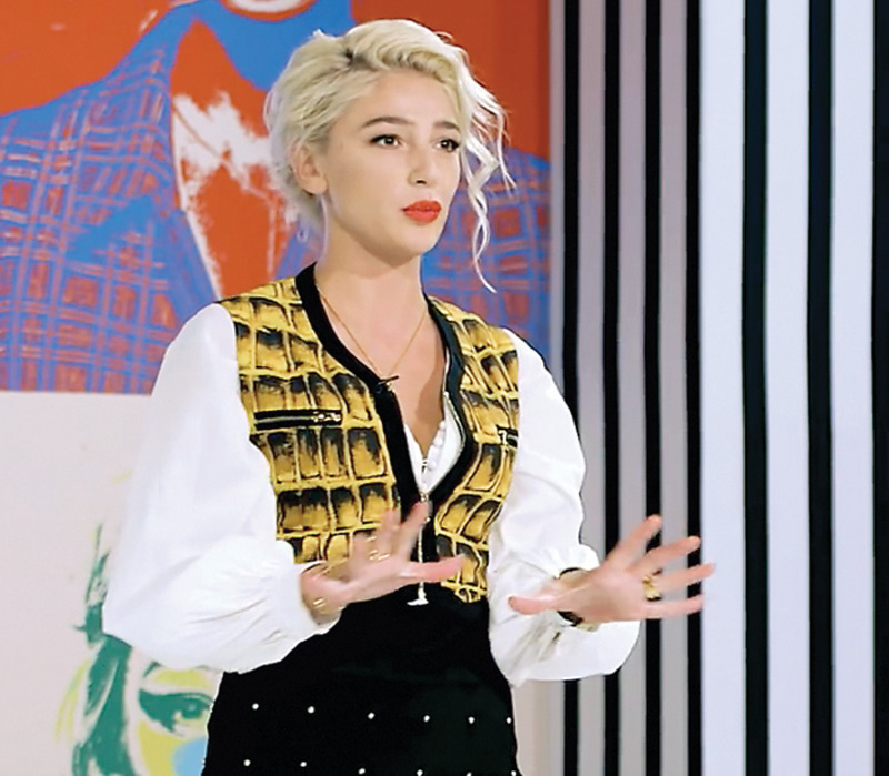 В своем интернет-шоу Ивлеева - настоящая королева