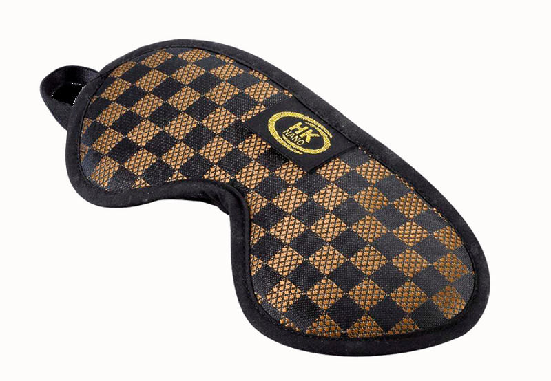 Еще один модный аксессуар для сна – маска для глаз с инфракрасным излучением. Пока вы спите, она омолаживает кожу век и избавляет от мешков под глазами