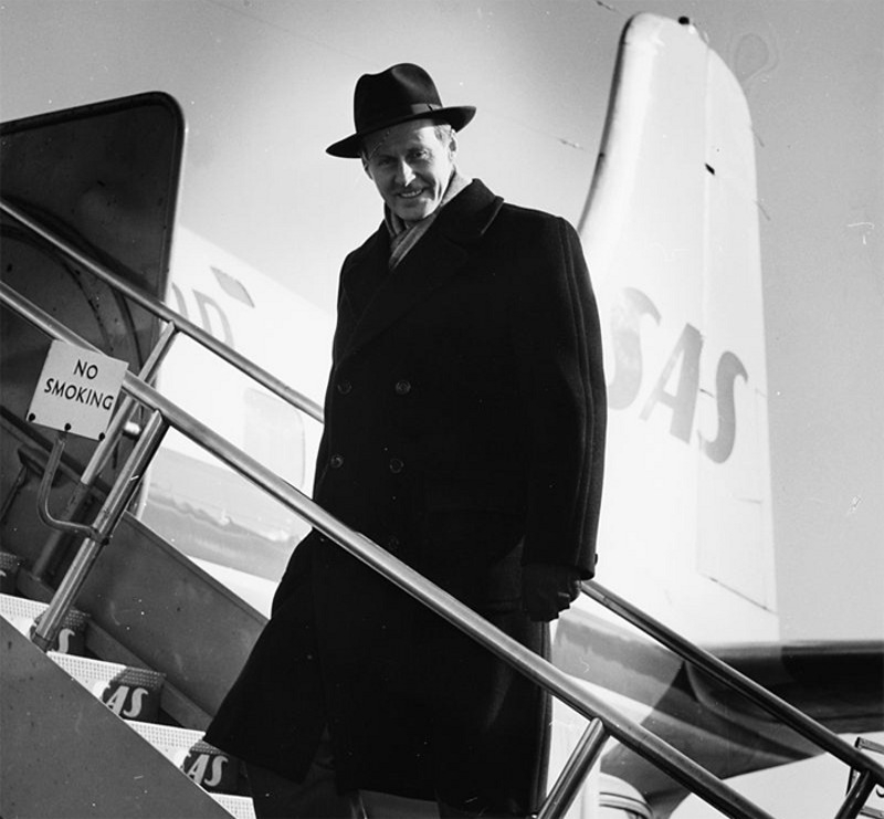 Тур Хейердал совершил легендарное плавание на плоту «Кон-Тики»