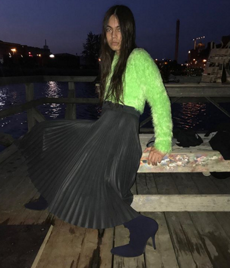 Дизайнеры рекомендуют сочетать мохер с изысканными вечерними платьями и плиссированными юбками