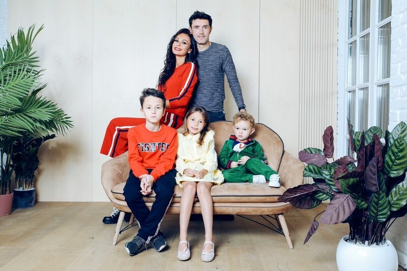 Супруг Юрий Жирков переживал, пока Инна была в путешествии. При этом звездная мама старалась постоянно быть на связи со своей семьей