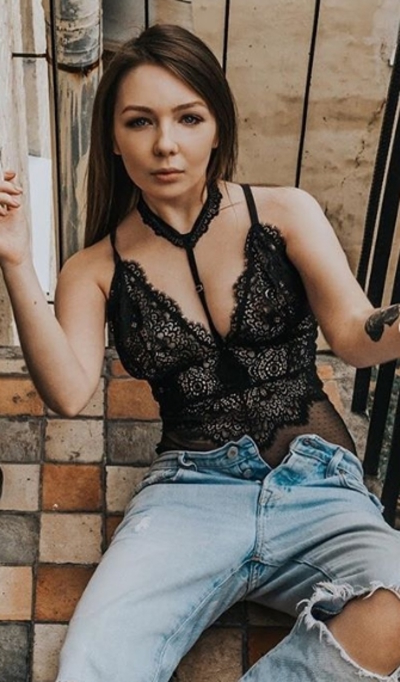 Дочь Шнурова позировала на балконе в нижнем белье