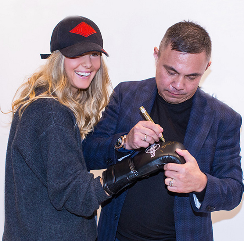 Костя Цзю подписывает боксерские перчатки Марии Кожевниковой