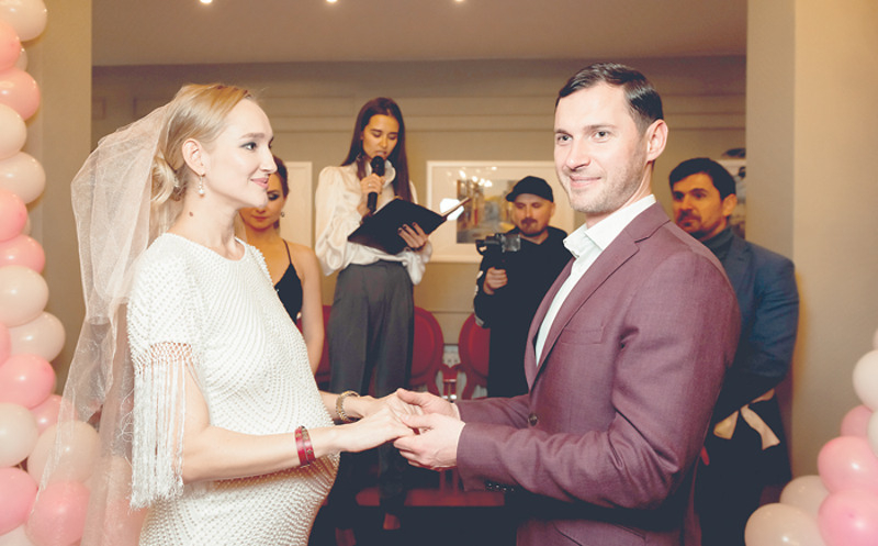 На празднике в честь тридцатилетия Полины было решено отметить еще и шуточную свадьбу. Как говорит сама актриса, к самой свадьбе она и ее возлюбленный Дмитрий относятся несерьезно. Гораздо важнее для них дочка, которая скоро должна появиться на свет