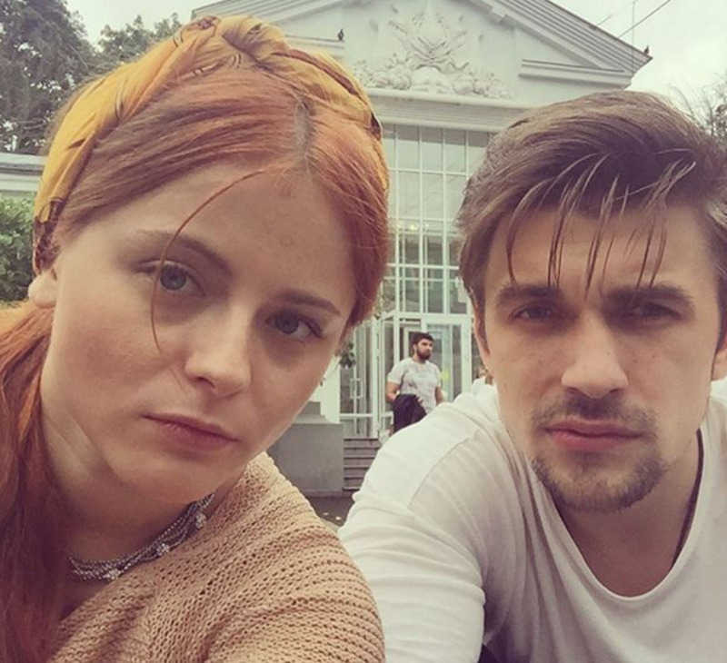 В жизни актрисы был период, когда она страдала от панических атак. Но роман с актером Театра Ермоловой Станиславом Раскачаевым подарил ей ощущение комфорта и безопасности