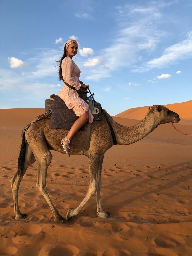 Во время полуторачасовой поездки на верблюде Жиркова умудрилась поздравить брата с днем рождения!