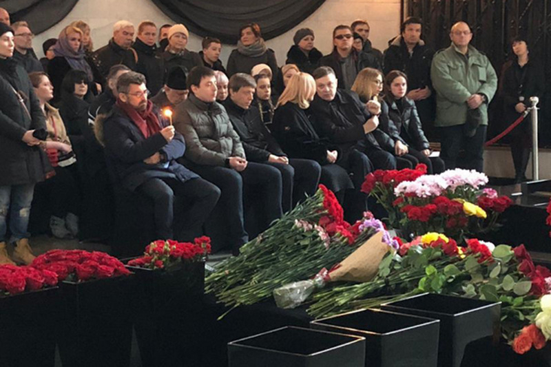 Андрей Разин (третий справа) оплатил погребение Осина