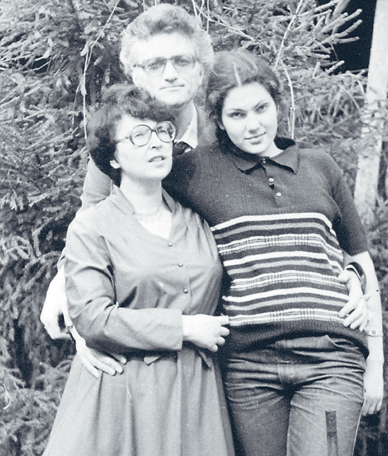 Нина выросла в семье руководителя знаменитого ансамбля «Радуга» Аркадия Шацкого