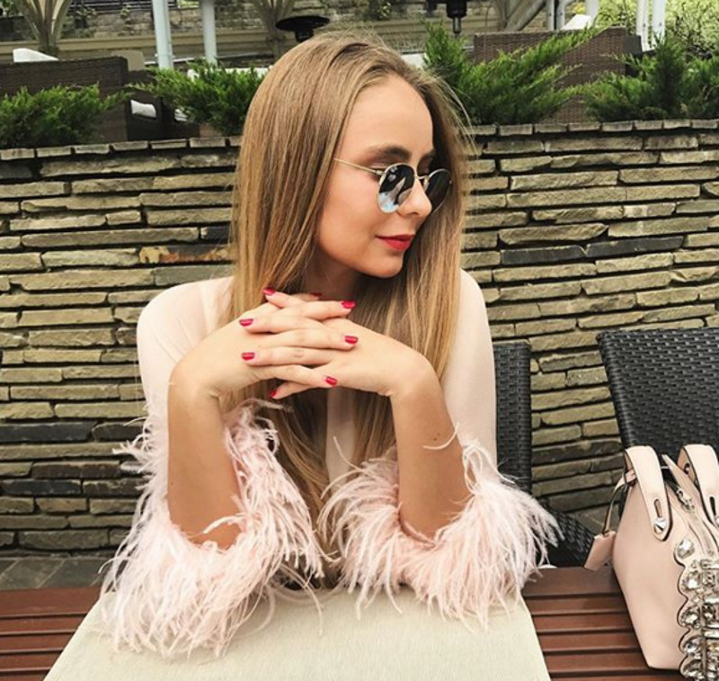 Еще летом на руке Саши не было никаких украшений