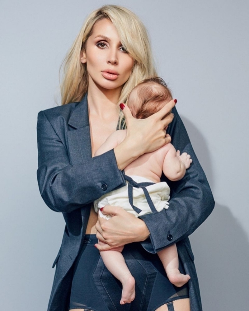 Певица показала дочь