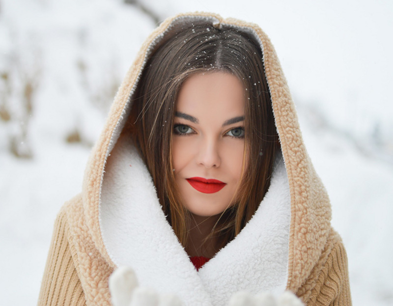 В отопительный период рекомендуется использовать на ночь косметику с увлажняющим эффектом, а также не забывать про маски для волос