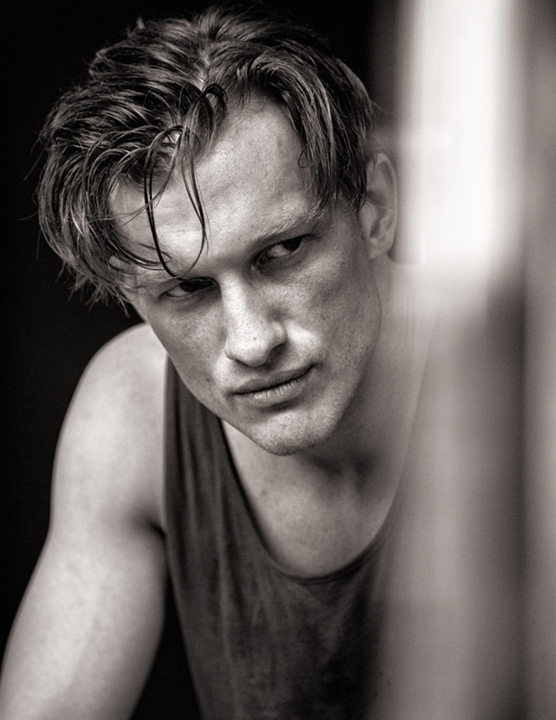 "Мне тридцать шесть лет, и все спрашивают, почему у меня нет семьи. Я мог бы сказать, что такой супер-холостяк, сибарит, но нет, просто с кем ее создавать?"