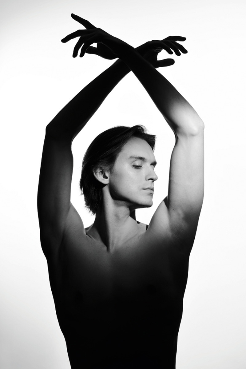 "Стараюсь быть не простолюдином, а человеком элегантным. Например, никогда себе не позволю в зрительный зал прийти в кроссовках, джинсах и свитере"