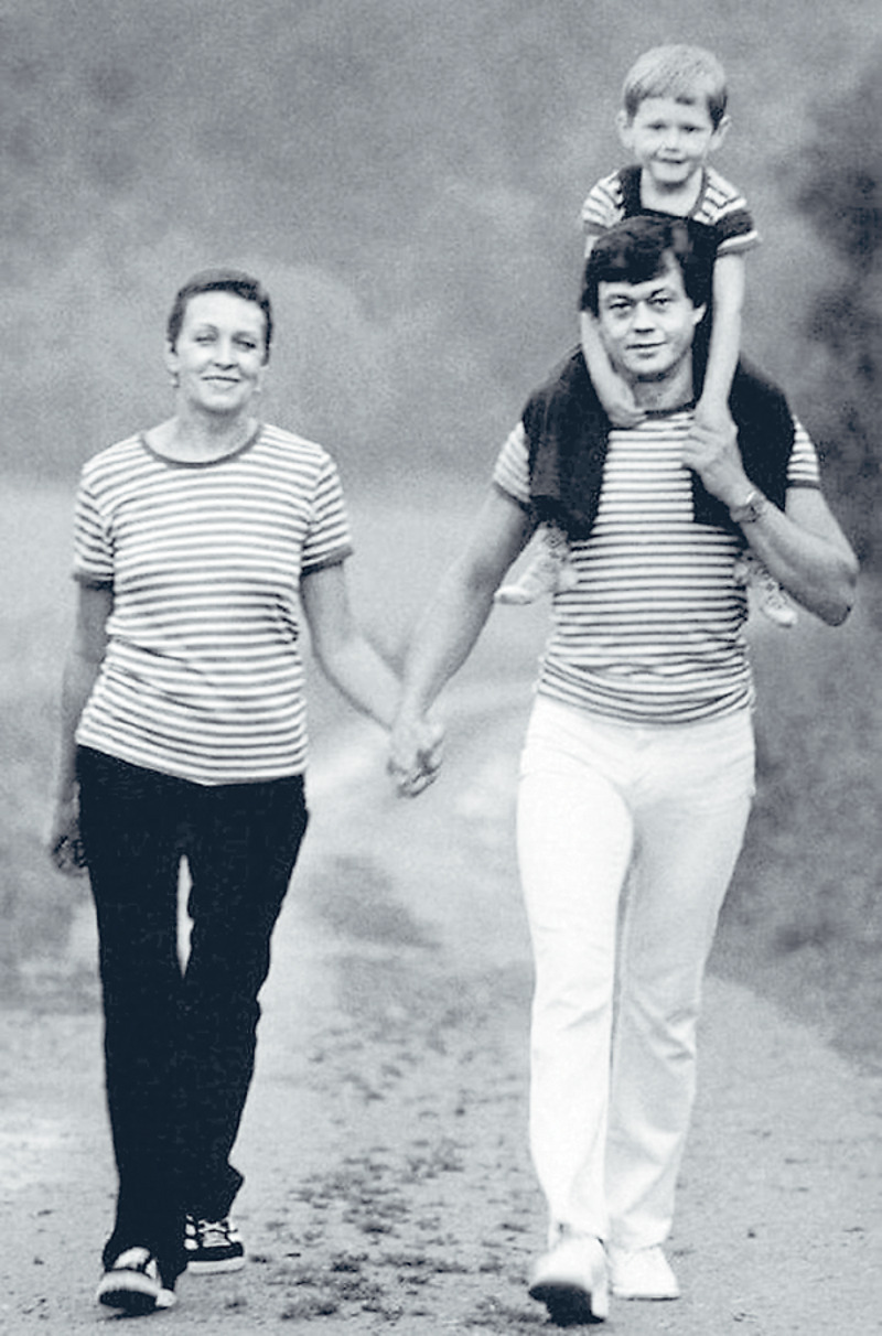 С супругой Людмилой Поргиной и сыном Андреем, который, в свою очередь, сам стал отцом сына и двух дочек