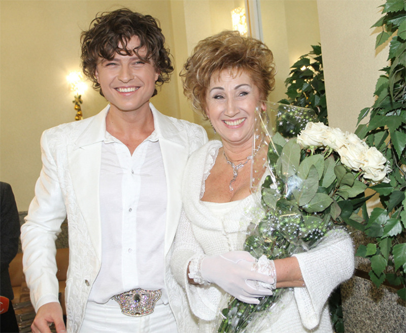 В личной жизни Прохора Шаляпина есть эпизоды, которые позволяют назвать музыканта кем-то вроде светского плейбоя. Прохор был женат и на зрелой бизнес-леди Лирисе Копенкиной