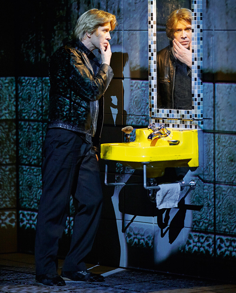 В спектакле канадского режиссера Роберта Лепажа «Гамлет | Коллаж» Евгений Миронов играет один все роли