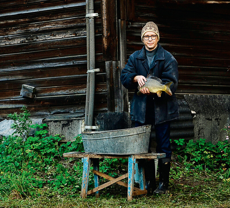 В картине «Карп отмороженный» актер сыграл сына главной героини