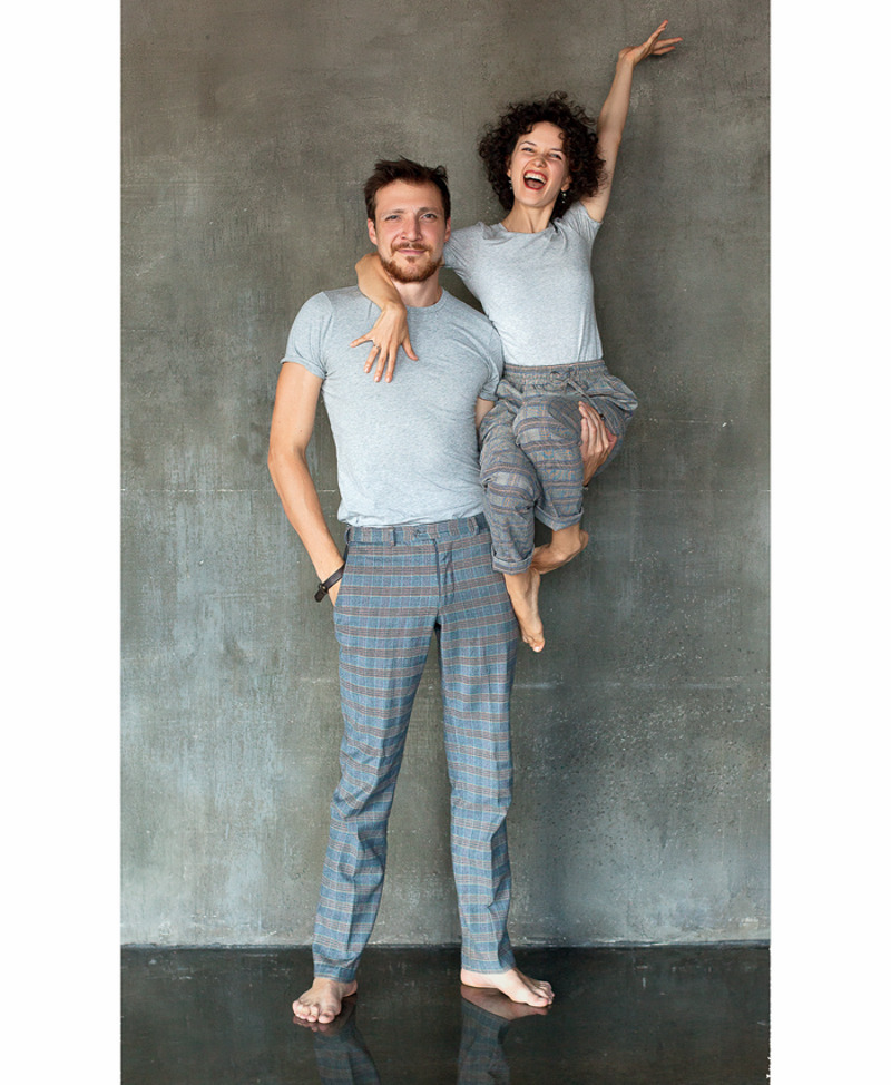 И после свадьбы Иван носит жену на руках