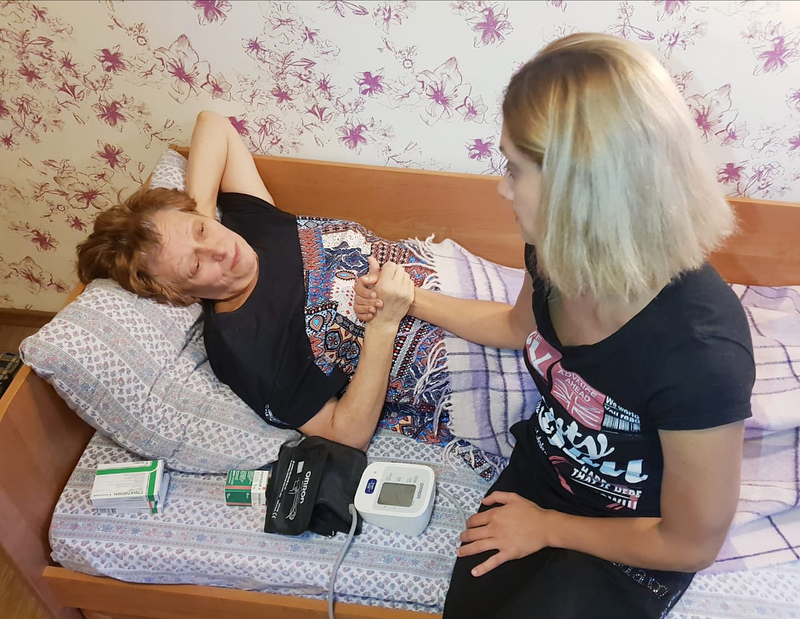 Карина заботится о своей маме и пытается ограждать ее от негатива