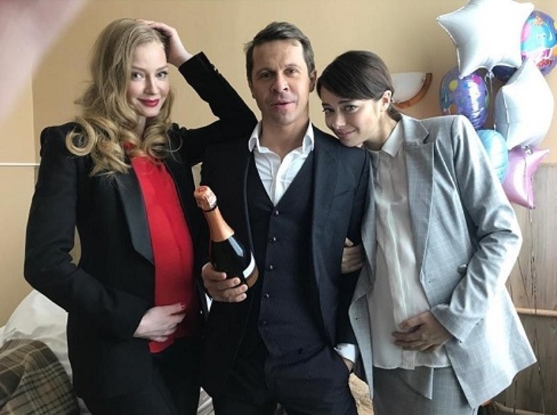 "Беременные" Марина Александрова и Светлана Хдченкова с Павлом Деревянко