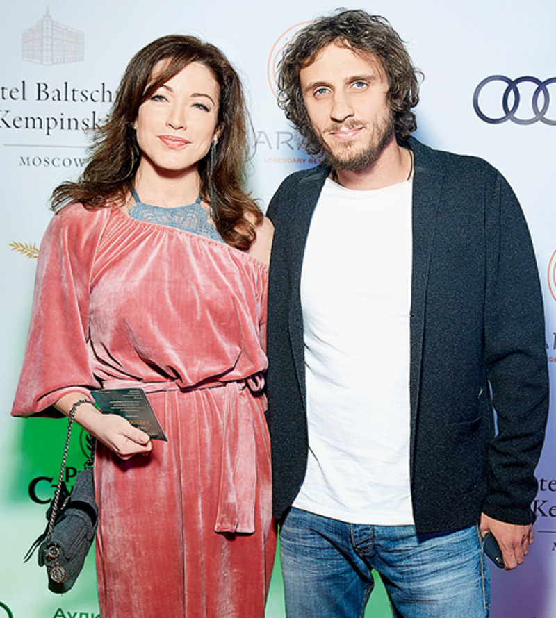 После развода актриса сумела снова найти счастье. Новый избранник Алены — бизнесмен Александр Синюшин