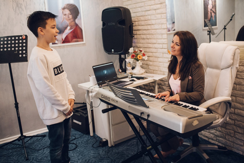 Первым этапом надо освоить певческое дыхание