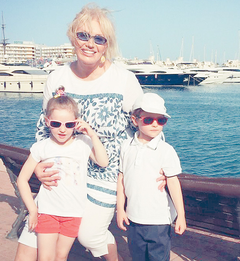 У Таисии есть взрослый сын, но бабушкой певица пока не стала. Тем не менее Таисии регулярно предоставляется возможность общаться с маленькми детьми. Певица любит отдыхать со своими крестниками Настей и Кириллом