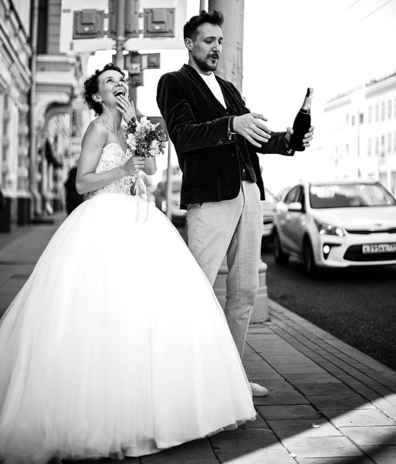 Свадебное платье актриса купила в родном Екатеринбурге, а прическу украшала брошь в виде орла