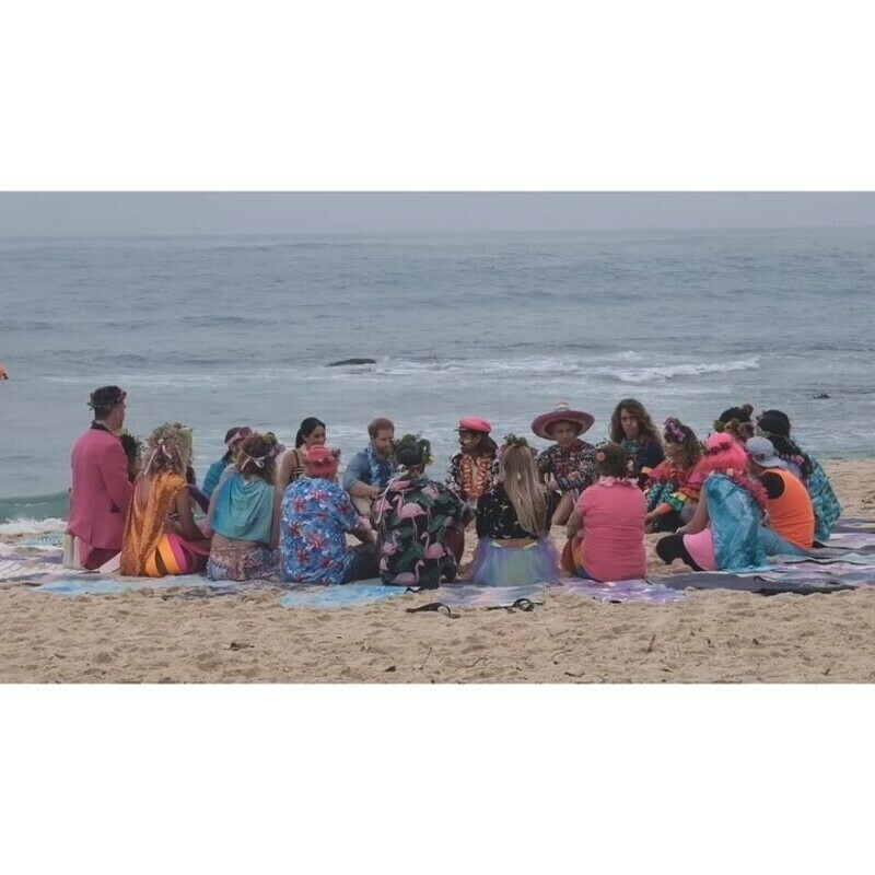 Гарри и Меган разулись при входе на пляж