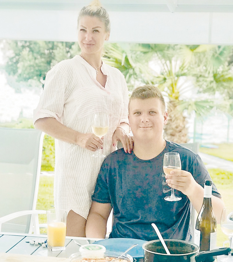 У Константина и его супруги Марии (на фото с сыном) большие планы на Матвея. Сейчас молодой человек учится в Турции, и Константин уже вынашивает планы открыть ресторан под сына