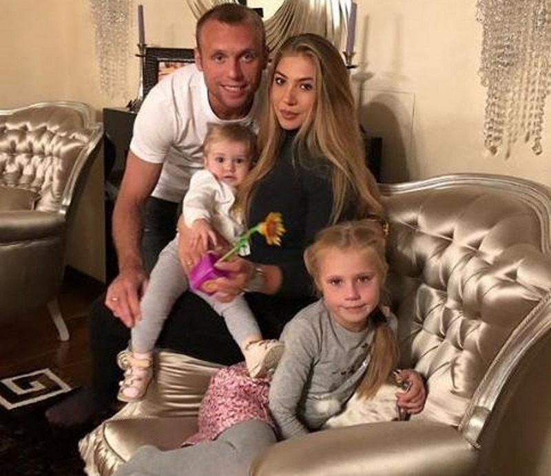 Дарья Глушакова сообщила об измене своего мужа Дениса через Интернет. И сразу подала на развод