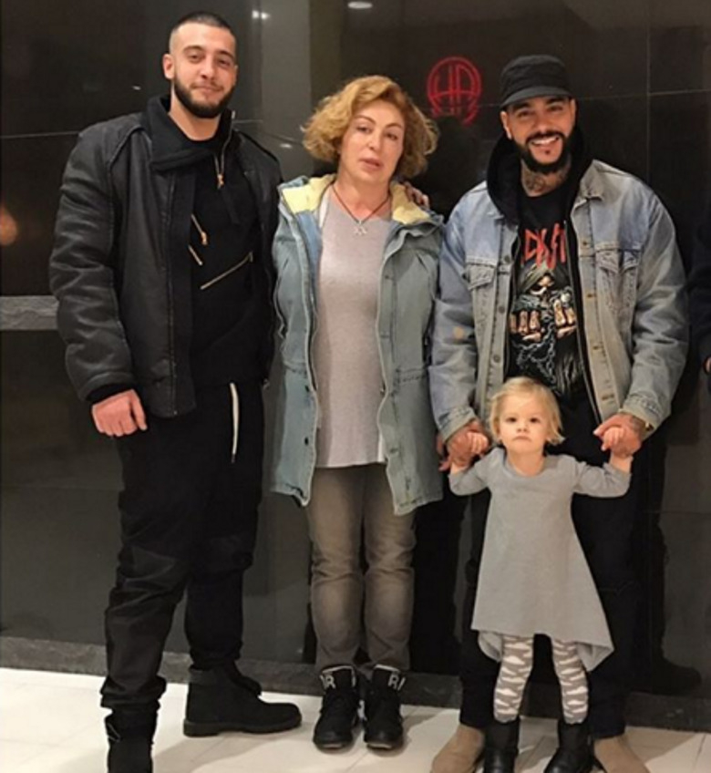 Симона Юнусова с сыновьями и внучкой