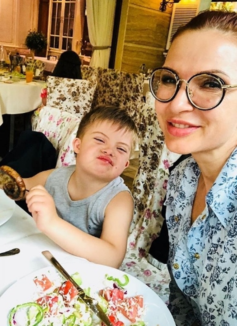 Эвелина Бледанс с сыном Семеном