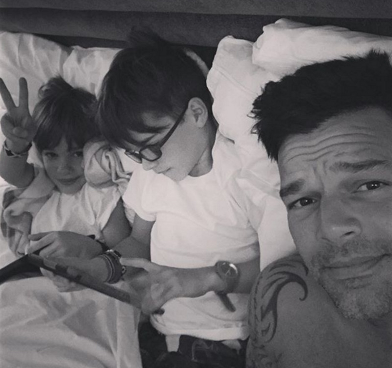 Сначала Рики Мартин не хотел признаваться в своей ориентации,но волна слухов заставила его выйти из тени. Теперь дети звезды растут в полноценной гомосексуальной семье