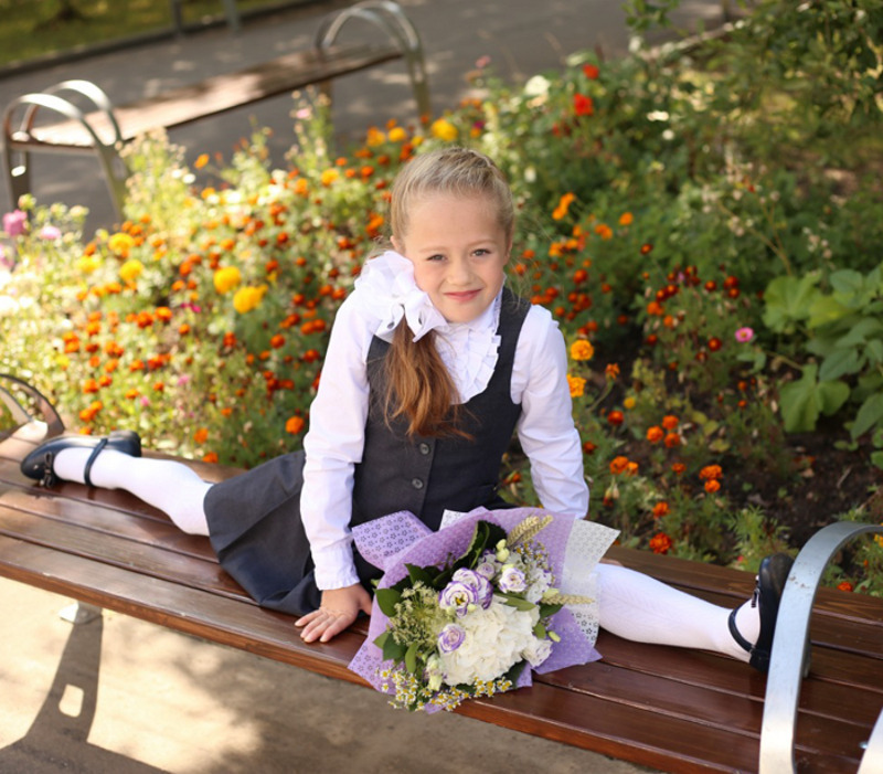 Катя занимается гимнастикой и уже пошла в первый класс