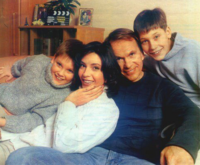 Сыновья Алексея и Лидии уже выросли и сами выбрали себе профессии. Старший Владимир стал актером, младший Дмитрий получил продюсерское образование, а теперь еще учится в Высшей школе экономики