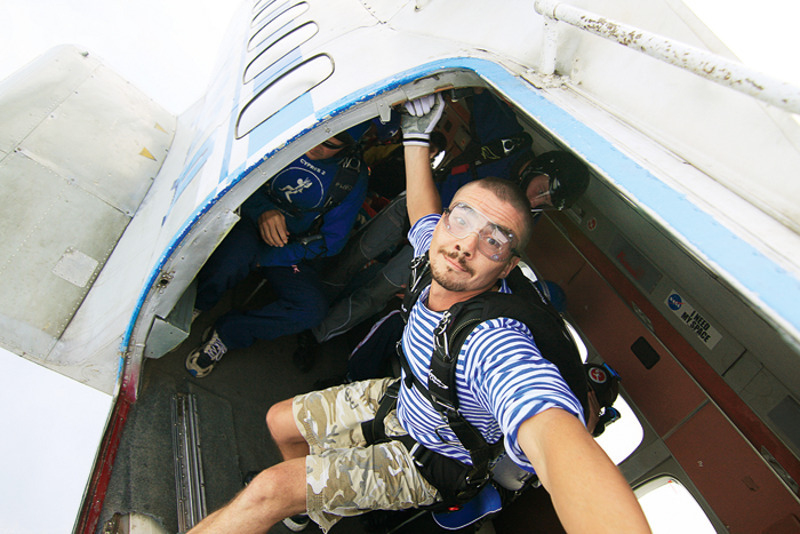 С рождением детей Денису пришлось сократить свои вылазки на аэродром, но парашютный спорт не исчез из его жизни