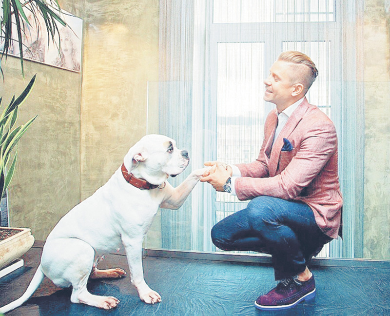 В доме у певца живут два питомца. Кроме американского бульдога по кличке Белоснежка (на фото) Митя заботится о коте породы мейн-кун, которого зовут Бармалей