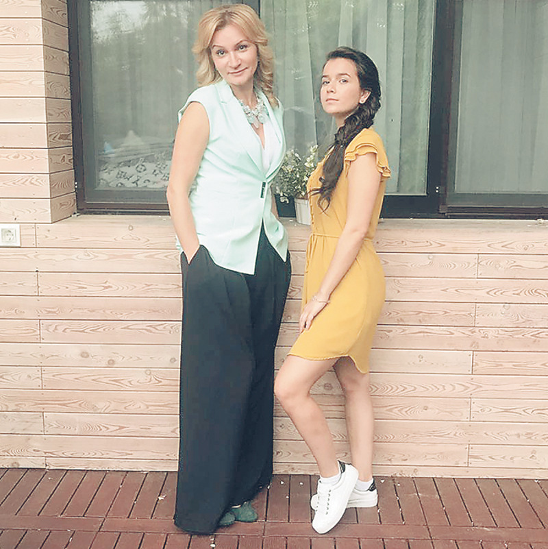 Младшая, Мария, пошла по стопам,: учится во ВГИКе и уже играет в кино. Анна с дочерью Марией на съемках сериала «Зинка – москвичка»