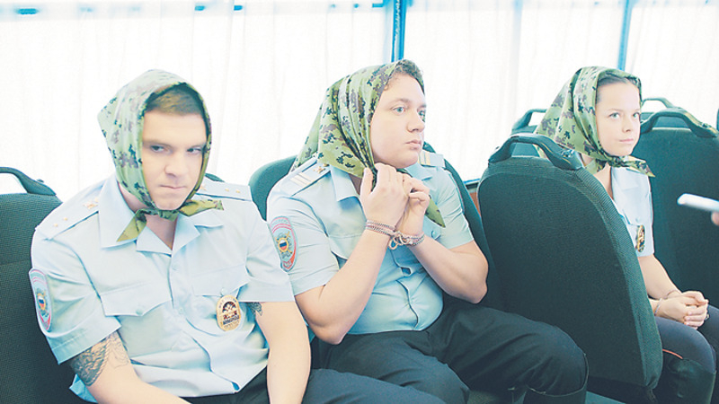 Артем Костюнев, Борис Дергачев и Наталия Медведева сыграли сотрудников конной полиции, над которыми пытались подшутить почти все герои сериала