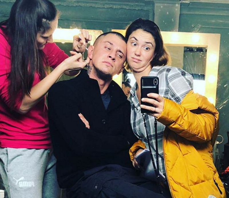 Сейчас Павел и Агата снова снимаются вместе. На этот раз в сериале «В клетке» (на нижнем фото), где Прилучный не только актер, но и продюсер