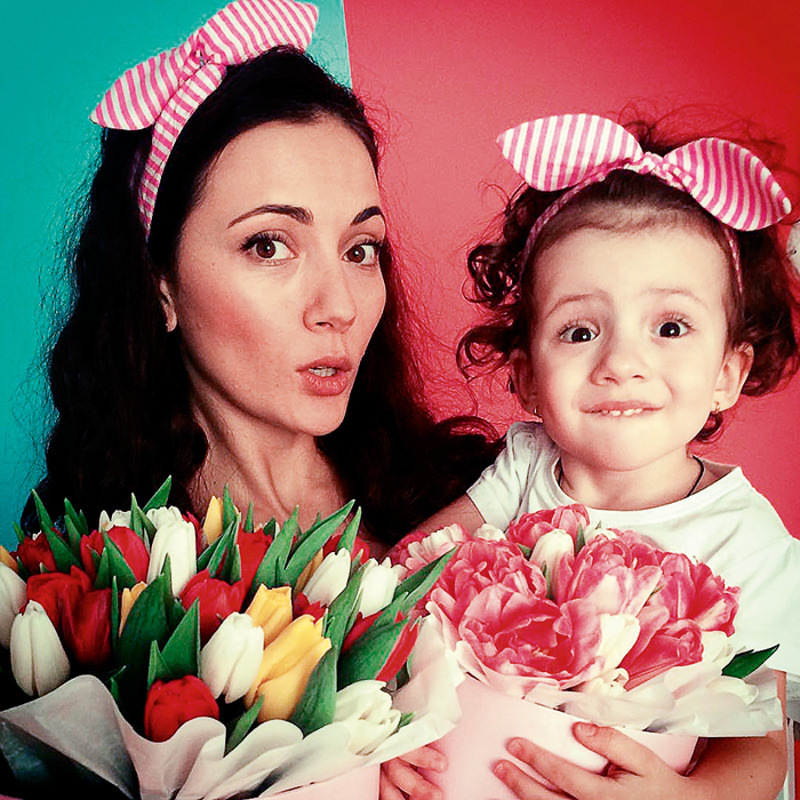 Вероника растет красоткой и внешне очень похожа на маму